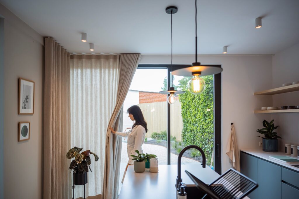 Linnen overgordijnen met gebogen rail